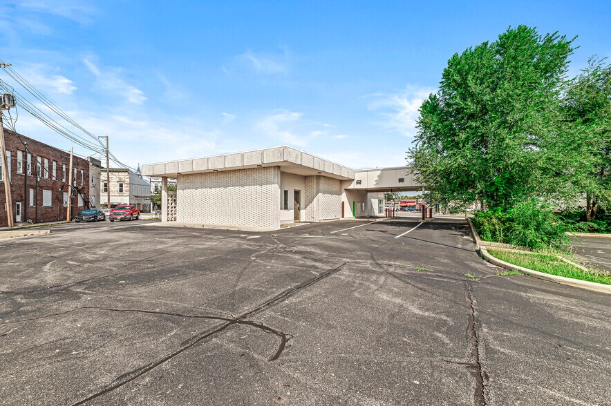 More Photos Of 101 S Anderson St, Elwood Restaurant For Sale