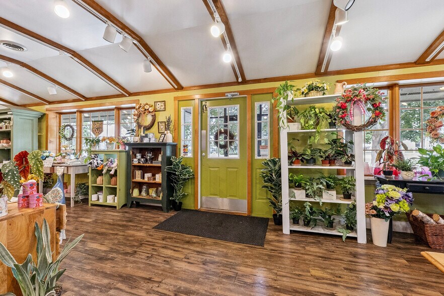 More Photos Of 1126 E State St, Sycamore Storefront Retail Residential For Lease