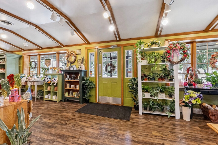 More Photos Of 1126 E State St, Sycamore Storefront Retail Residential For Sale