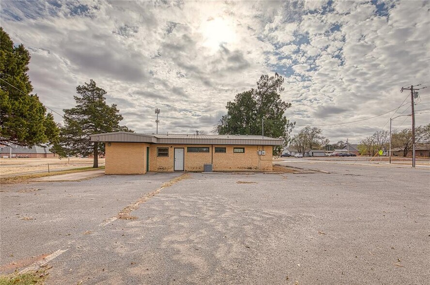 More Photos Of 517 W 2nd St, Elk City Office For Sale