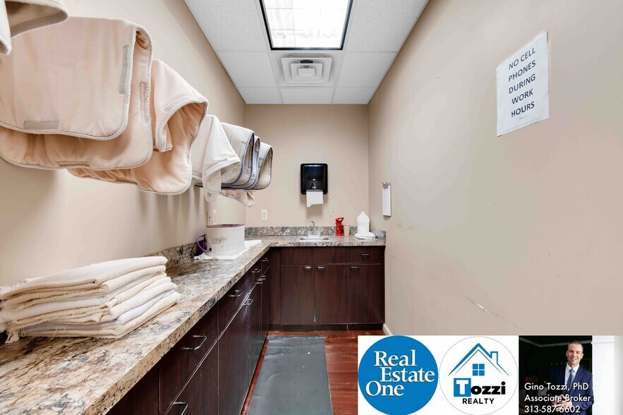 More Photos Of 27253 Van Dyke Ave, Warren Medical For Lease