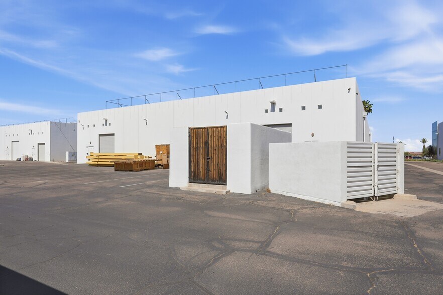 More Photos Of 3401 E Harbour Dr, Phoenix Light Manufacturing For Lease