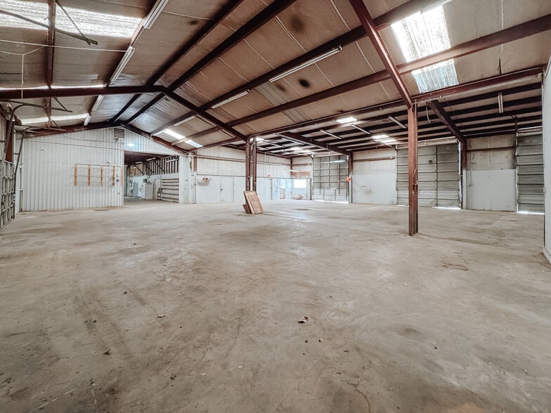 More Photos Of 932 Phife Rd, Corsicana Warehouse For Sale