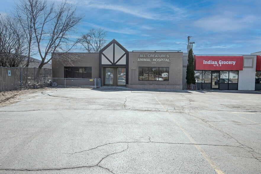 Primary Photo Of 2321 W Wisconsin Ave, Appleton Veterinarian Kennel For Sale