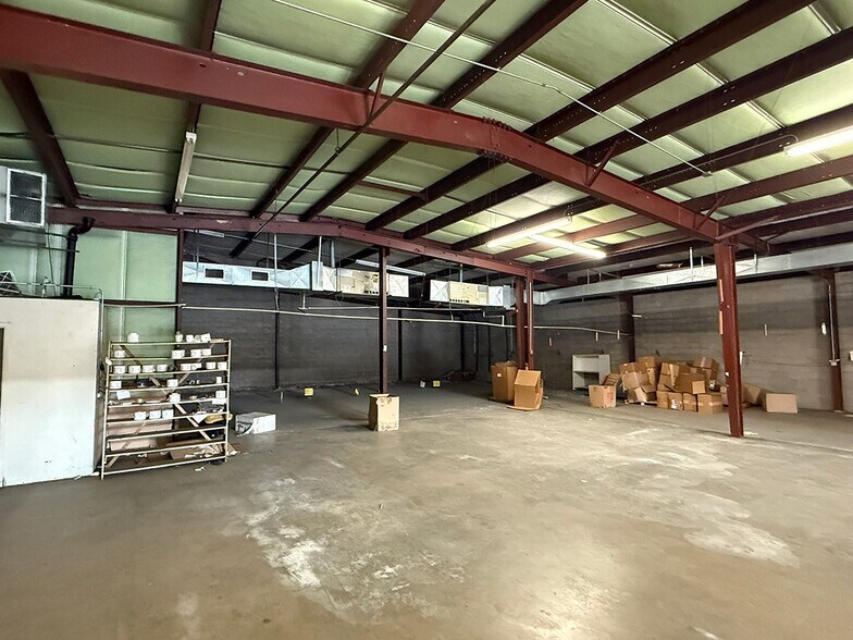 More Photos Of 1905 W Gentry Pky, Tyler Warehouse For Lease