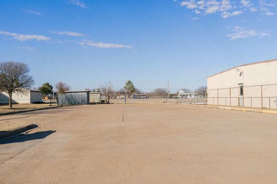 More Photos Of 1522 Weeks St, Wichita Falls Office For Sale
