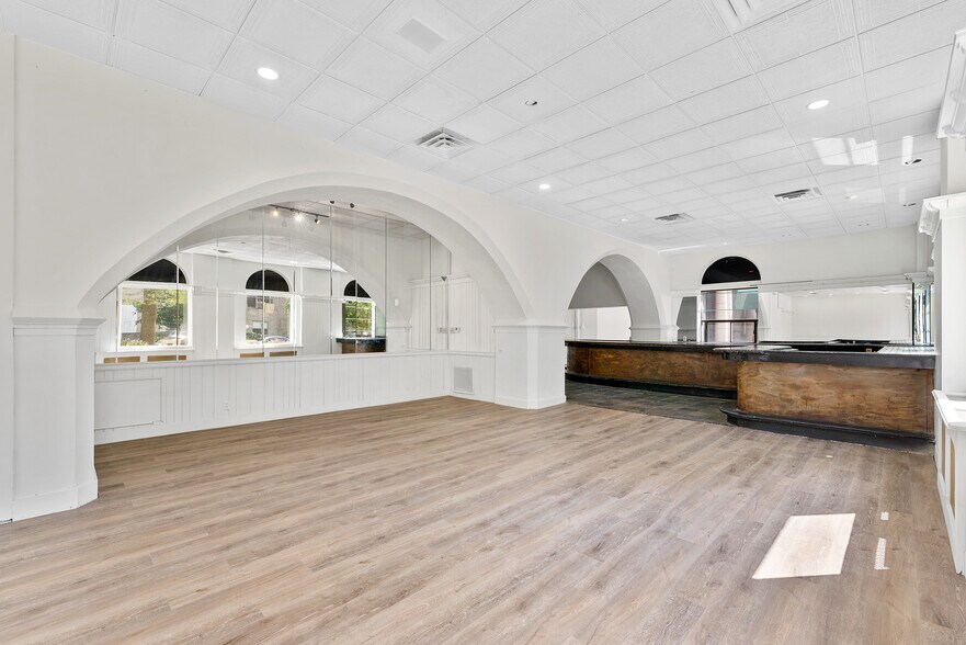 More Photos Of 1028 E Juneau Ave, Milwaukee Hotel For Lease