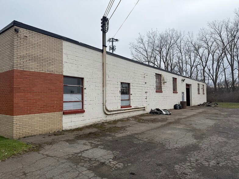 More Photos Of 6677 Moore Rd, Mattydale Flex For Lease