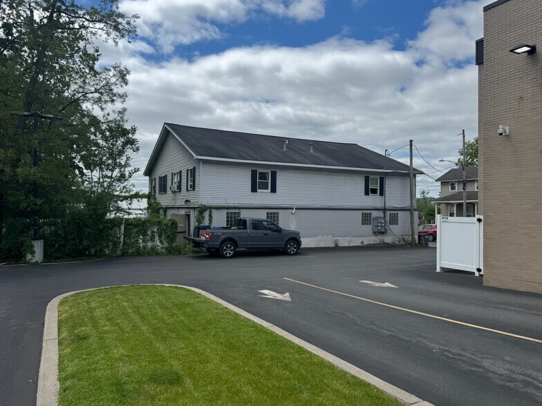 More Photos Of 108 Ball St, East Syracuse Flex For Sale