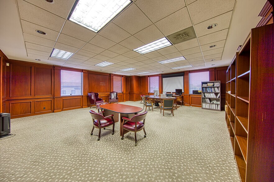 More Photos Of 1300 N Sam Houston Pky E, Houston Office Residential For Lease