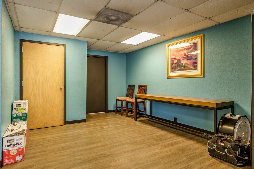 More Photos Of 415 N 3rd St, Rockford Light Distribution For Sale