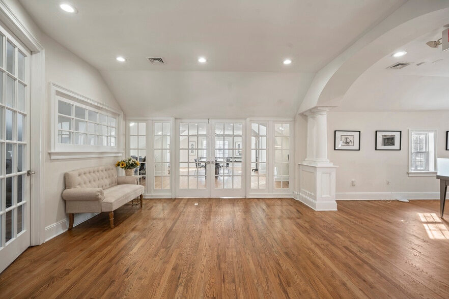 More Photos Of 113 tindall Rd, Middletown Office For Sale