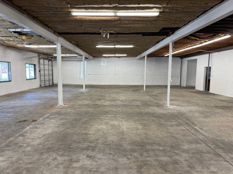 More Photos Of 1433 W Lark Industrial Dr, Fenton Warehouse For Lease