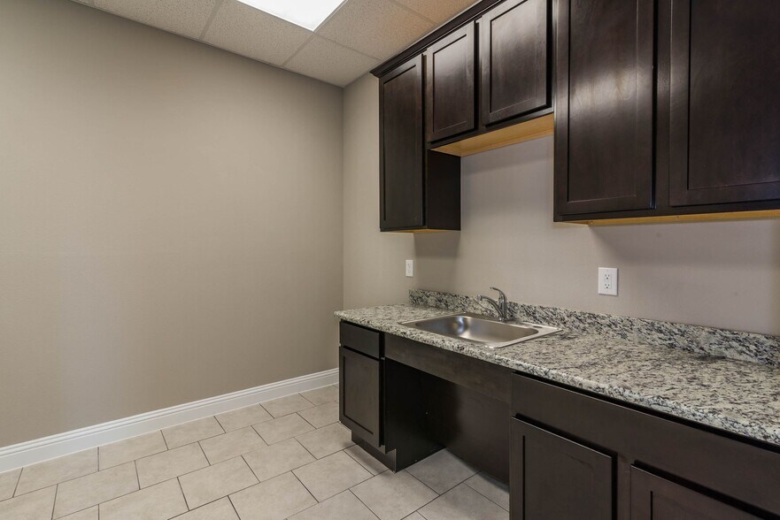 More Photos Of 333 E Bethany Dr, Allen Medical For Lease