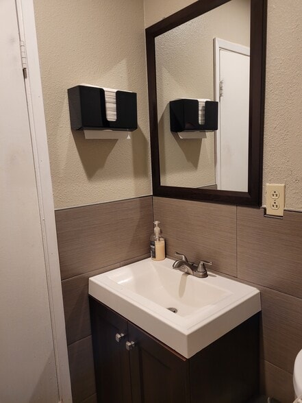 More Photos Of 1004 W Brooks St, Ontario Warehouse For Lease