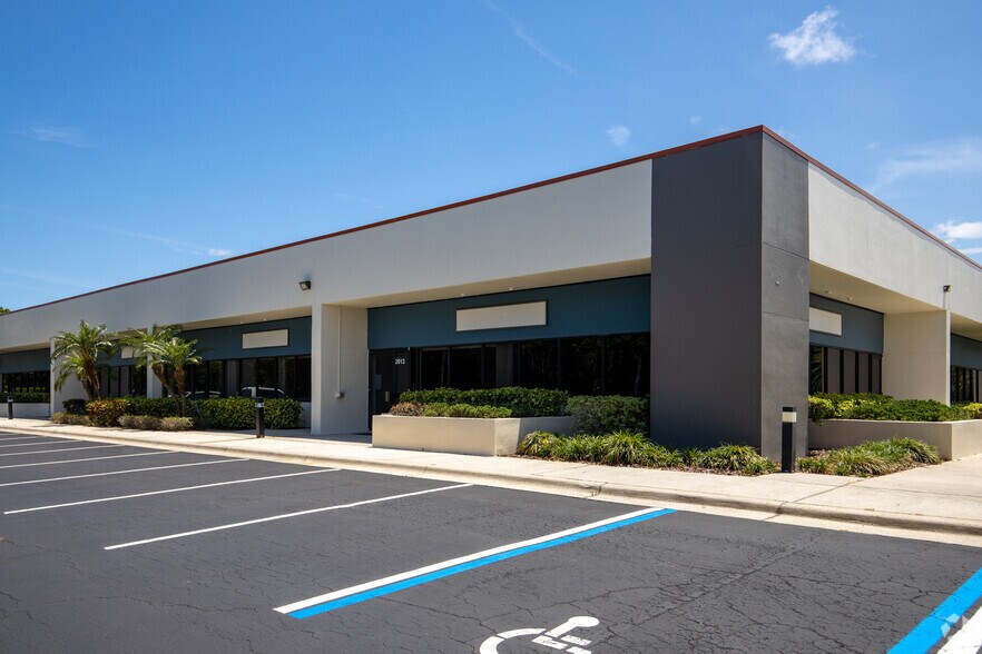 More Photos Of 1333-1335 Gateway Dr, Melbourne Flex For Lease