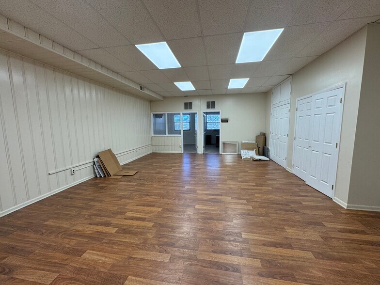More Photos Of 101-109 Wellwood Ave, Lindenhurst Storefront Retail Office For Lease