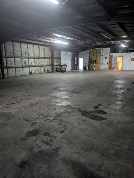 More Photos Of 30 Commerce Park Dr, Dayton Warehouse For Lease