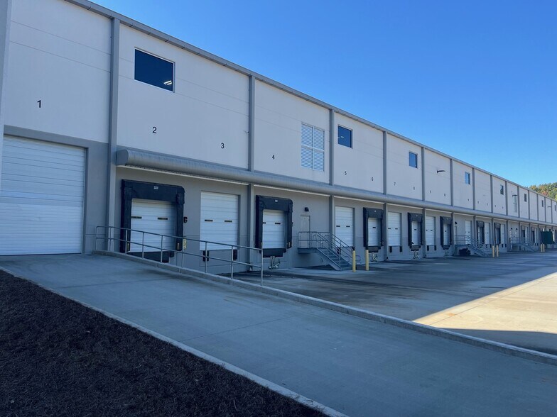 More Photos Of 6525 Mall Blvd, Union City Warehouse For Lease