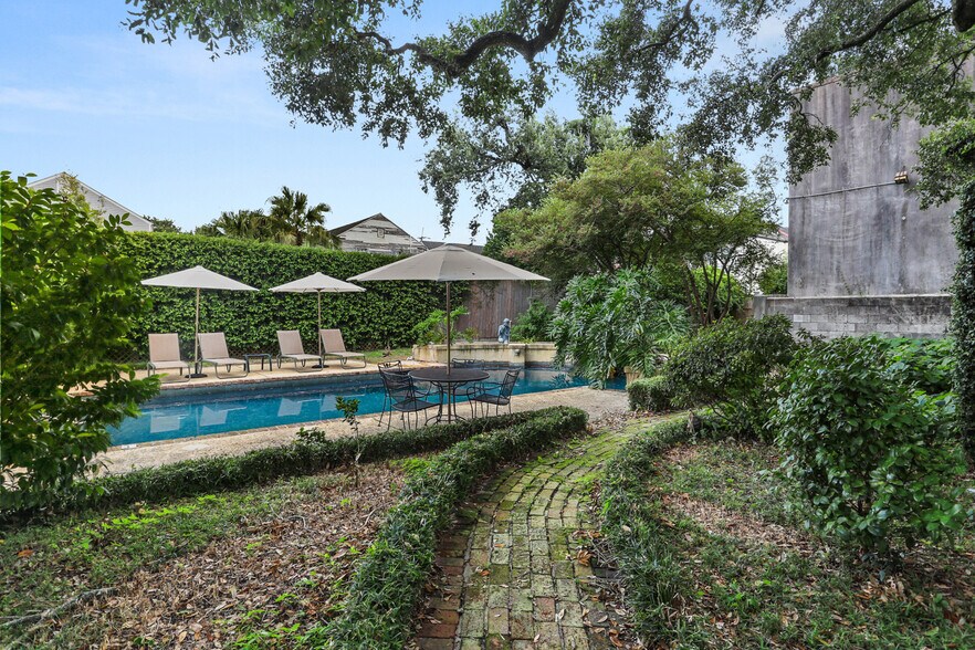 More Photos Of 2111 Dauphine St, New Orleans Hotel For Sale