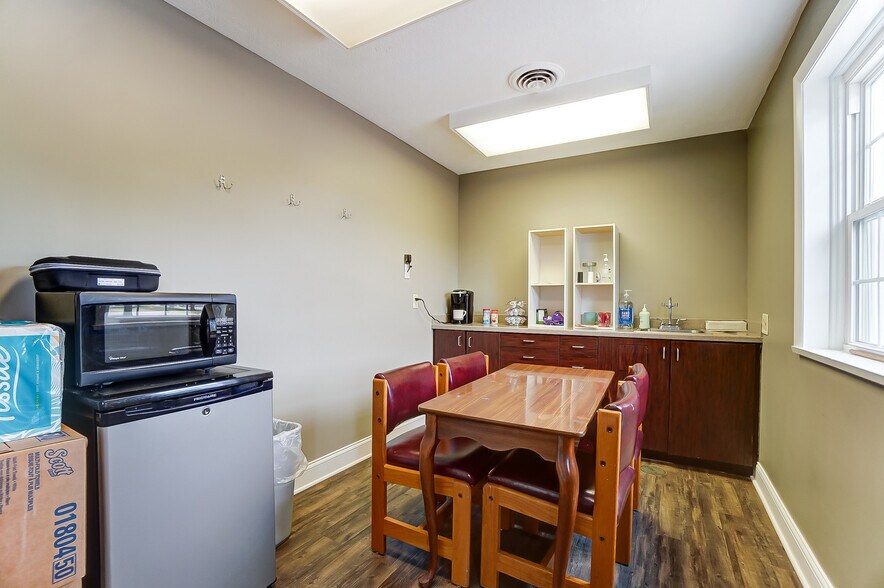 More Photos Of 1010-1090 N Market St, Troy Medical For Lease