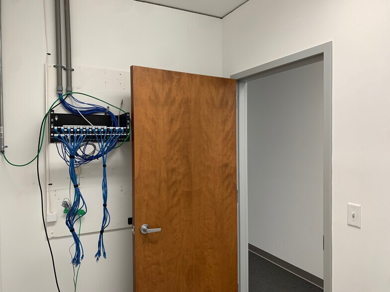 More Photos Of 1014 Ekstam Dr, Bloomington Office For Lease