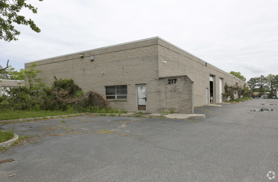 Primary Photo Of 217 Knickerbocker Ave, Bohemia Warehouse For Lease