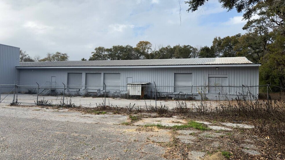 More Photos Of 2800 Delano St, Pensacola Warehouse For Lease