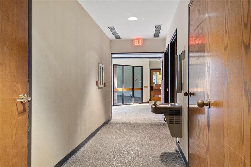 More Photos Of 40 Adloff Ln, Springfield Medical For Lease