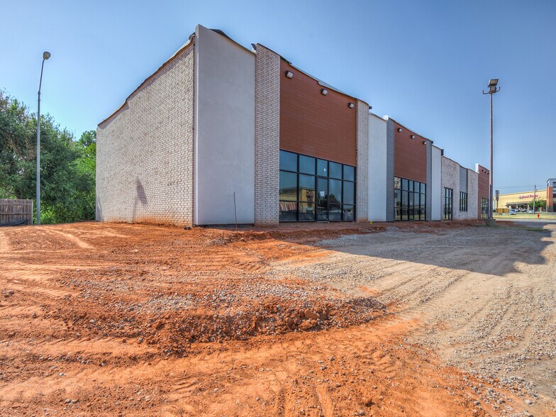 More Photos Of 4235 NW Expressway, Oklahoma City General Retail For Lease