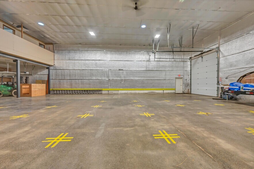 More Photos Of 2391 S Main St, Waterbury Showroom For Sale