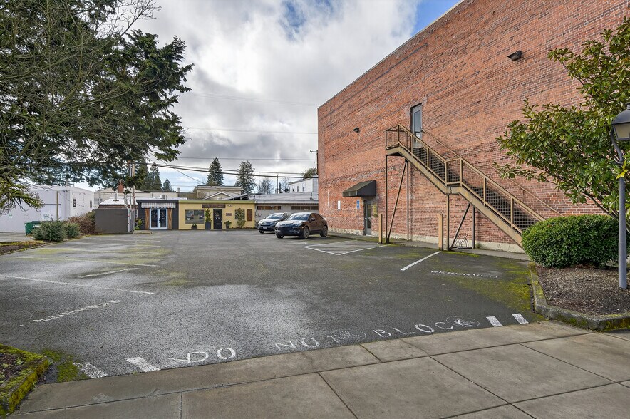 More Photos Of 700 E 1st St, Newberg Storefront Retail Residential For Sale