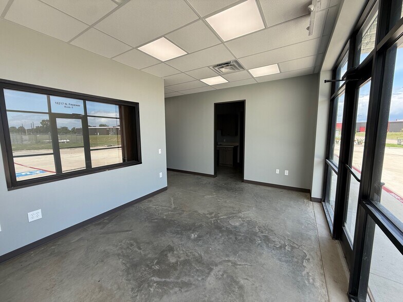 More Photos Of 16217 North Fwy, Houston Unknown For Lease