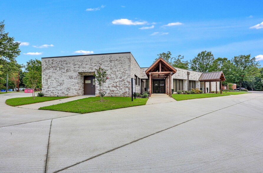 More Photos Of 669 Lanier Park Dr, Gainesville Medical For Sale