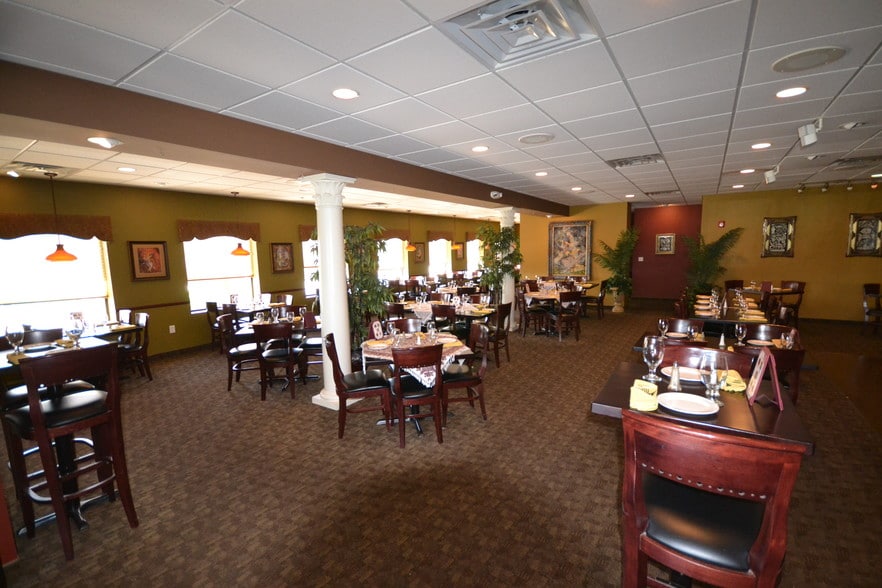 More Photos Of 2739 Breton Rd SE, Grand Rapids Freestanding For Sale