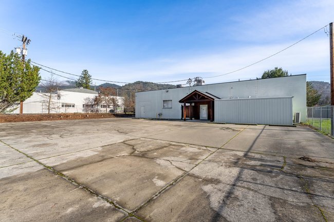 More Photos Of 1596 NW Washington Blvd, Grants Pass Industrial For Sale