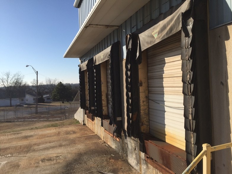 More Photos Of 400 N Harvey St, Seminole Manufacturing For Lease
