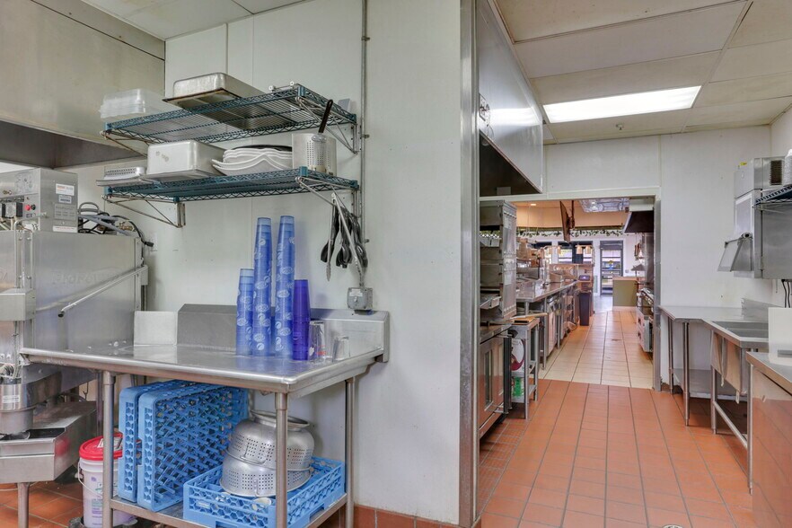 More Photos Of 1122 Hebron Rd, Heath Restaurant For Sale