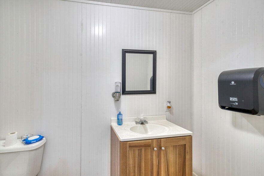 More Photos Of 212 S Tammye Ln, Madisonville Office For Sale