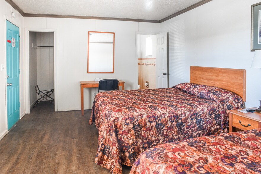 More Photos Of 1000 W Cherokee St, Lindsay Hotel For Sale