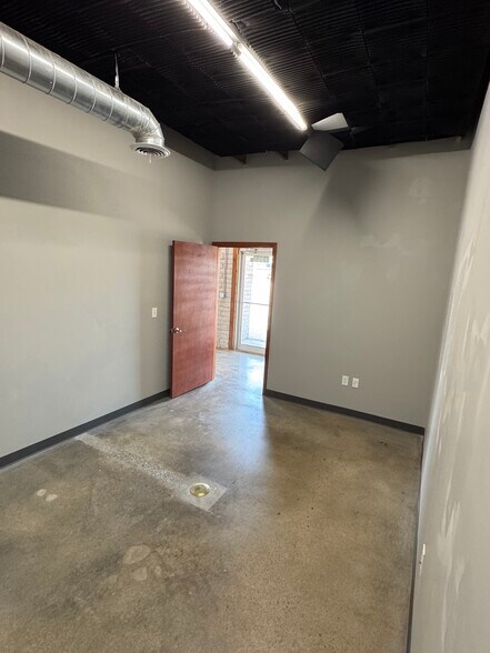 More Photos Of 12911 Us-71 Hwy, Grandview Freestanding For Lease