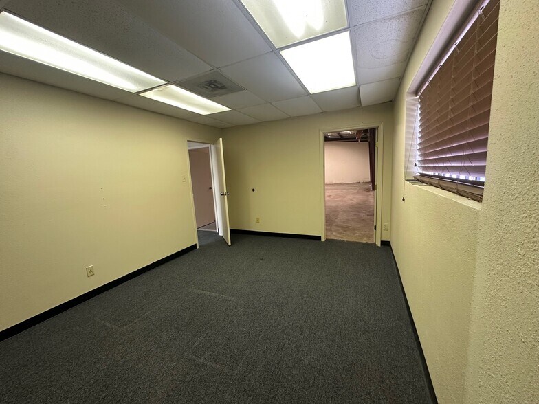 More Photos Of 1611 Elmview Dr, Houston Warehouse For Sale