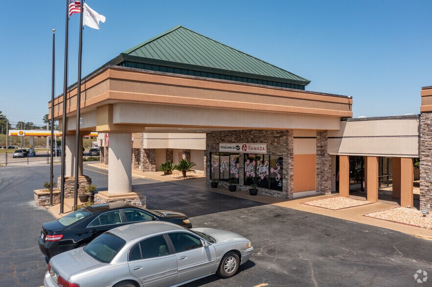 More Photos Of 4755 Chambers Rd, Macon-Bibb Hotel For Sale