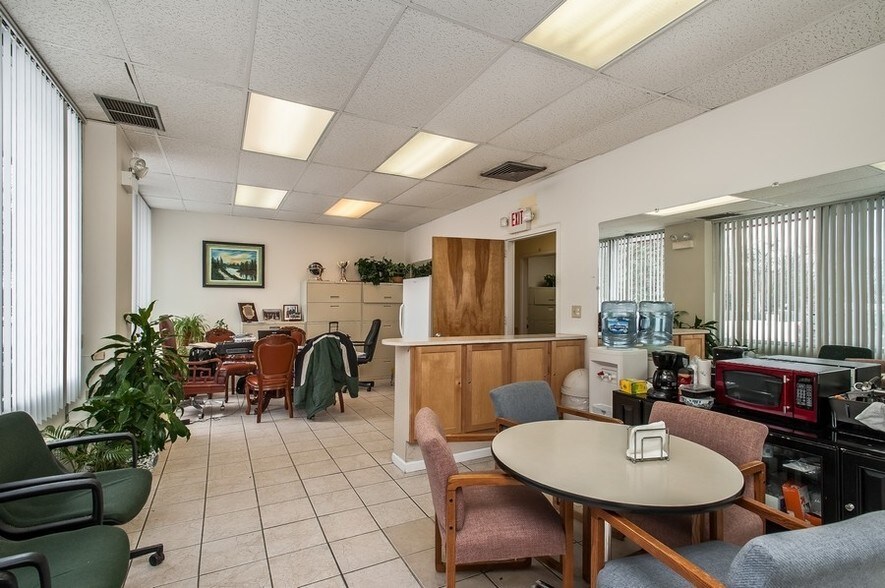 More Photos Of 1132 Waukegan Rd, Glenview Medical For Sale