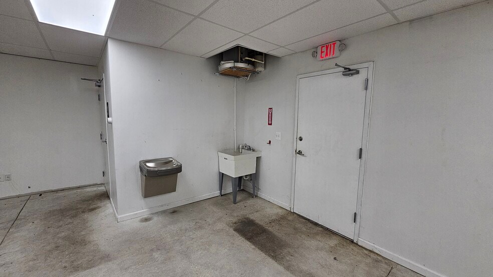 More Photos Of 5910 S Crescent Blvd, Pennsauken Warehouse For Lease