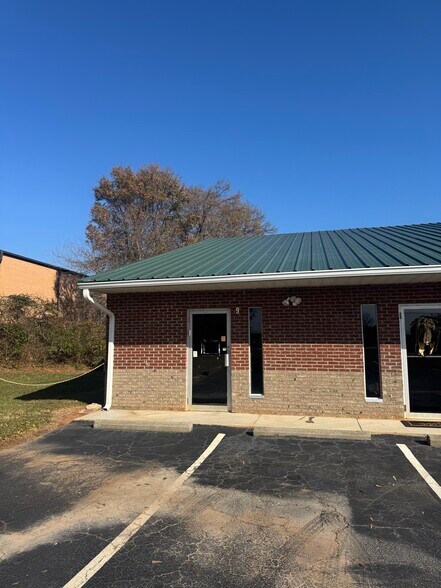 More Photos Of 107 Sunbelt Ct, Greer Light Distribution For Lease