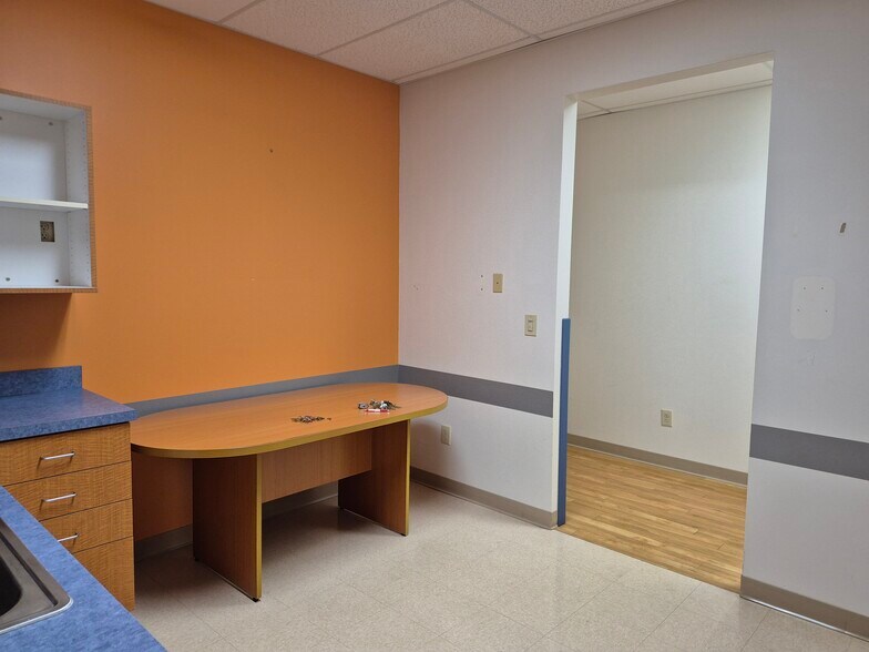 More Photos Of 942 Cherry St, Blanchester Unknown For Lease