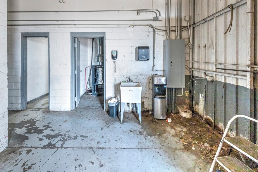 More Photos Of 1909 N Highway 81, Duncan Auto Dealership For Sale