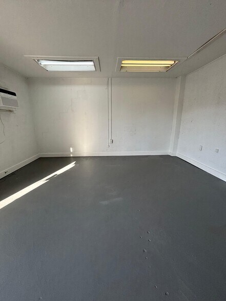 More Photos Of 4055-4059 7th Ter, Saint Petersburg Warehouse For Sale