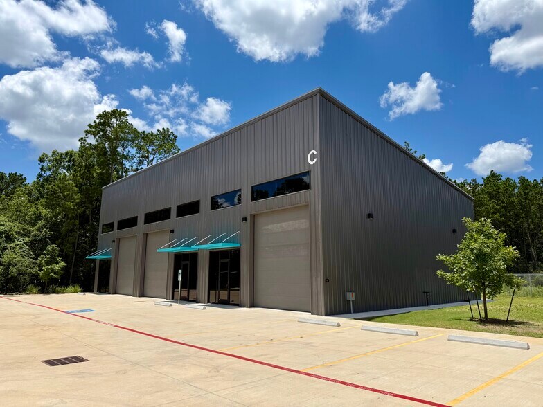 More Photos Of 2007 Airport Rd, Conroe Unknown For Lease